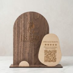 expositor para tarjetas y reseñas en nogal